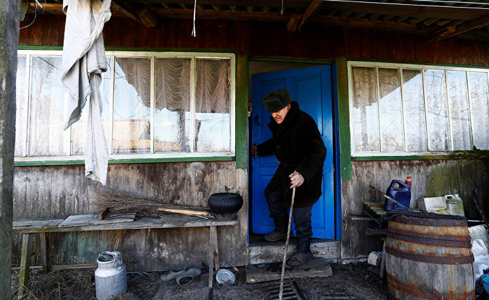 Житель зоны отчуждения Чернобыльской АЭС возле своего дома