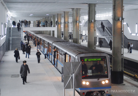 Первые пассажиры на новой станции московского метро - "Мякинино"