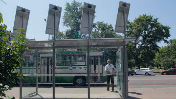 Автобусная остановка на солнечных батареях установлена в Москве Автобусная остановка на солнечных батареях установлена в Москве