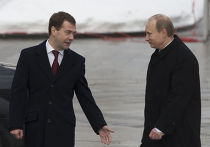 Президент РФ Д.Медведев и премьер-министр В.Путин на церемонии возвращения Вечного огня в Александровский сад Д.Медведев и В.Путин на церемонии зажжения Вечного огня