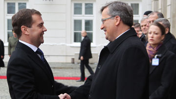 Президент РФ Д.Медведев на церемонии встречи президентом Польши в Варшаве Д.Медведев прибыл с официальным визитом в Варшаву