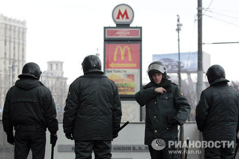 Усиленные наряды сотрудников правоохранительных органов возле ТЦ Европейский Усиленные наряды сотрудников правоохранительных органов возле ТЦ Европейский