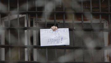 Задержанные после оппозиционных митингов в окнах изолятора временного содержания Минска Изолятор временного содержания в Минске