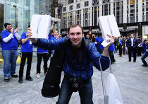 россиянин Алексей Шумилов - первый покупатель нового ipad2 россиянин Алексей Шумилов - первый покупатель нового ipad2