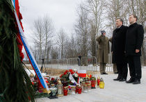Возложение венков к мемориальному знаку на месте авиакатастрофы польского президентского самолета Рабочая поездка Дмитрия Медведева в Смоленск