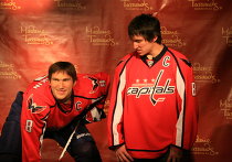 Хоккеист Washington Capitals Александр Овечкин на церемонии открытия восковой фигуры в музее Мадам Тюссо в Вашингтоне. 24 октября 2011 года. Хоккеист Washington Capitals Александр Овечкин на церемонии открытия восковой фигуры в музее Мадам Тюссо в Вашингтоне. 24 октября 2011 года.