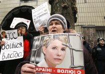 Сторонники Тимошенко штурмуют здание Апелляционного суда в Киеве Сторонники Тимошенко штурмуют здание Апелляционного суда в Киеве