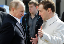 Президент РФ Д.Медведев и премьер-министр РФ В.Путин приняли участие в первомайском шествии в Москве Президент РФ Д.Медведев и премьер-министр РФ В.Путин приняли участие в первомайском шествии в Москве