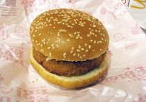 Гамбургер Ebi Filet-O в японском Макдоналдсе Гамбургер Ebi Filet-O в японском Макдоналдсе