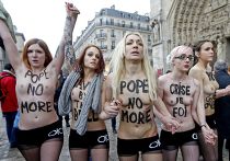 Активистки движения Femen в Париже Активистки движения Femen в Париже