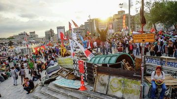 Протестующие на баррикадах на входе в парк Гези в Стамбуле. Архив Протестующие на баррикадах на входе в парк Гези в Стамбуле