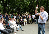 Кандидат в мэры Москвы Алексей Навальный встретился с избирателями Кандидат в мэры Москвы Алексей Навальный встретился с избирателями