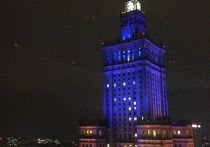 Дворец культуры и науки осветили синим и желтым в знак поддержки украинцам Дворец культуры и науки в Варшаве осветили синим и желтым в знак поддержки украинцам