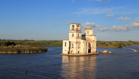 Затопленная церковь на волге