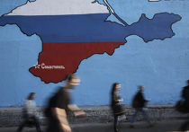 Граффити в Москве, изображающее Крым в цветах российского флага Граффити в Москве, изображающее Крым в цветах российского флага