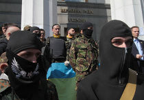 Митинг за отставку главы МВД Украины А.Авакова в Киеве Сторонники радикального движения «Правый сектор» и представители самообороны Майдана у здания Верховной Рады Украины в Киеве