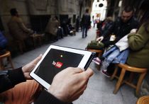 Человек пытается подключиться к веб-сайту Youtube в кафе в Стамбуле Человек пытается подключиться к веб-сайту Youtube в кафе в Стамбуле