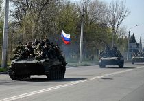 Люди, одетые в военную форму на боевой технике с флагом России около Краматорска Люди, одетые в военную форму на боевой технике с флагом России около Краматорска