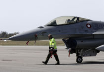 Истребитель F16 на авиабазе Эмари в Эстонии перед началом военных учений НАТО Истребитель F16 на авиабазе Эмари в Эстонии перед началом военных учений НАТО