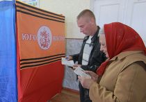 Местные жители изучают бюллетени для голосования на референдуме о статусе Луганской области на избирательном участке в селе Самсоновка под Луганском. Местные жители изучают бюллетени для голосования на референдуме о статусе Луганской области на избирательном участке в селе Самсоновка под Луганском.
