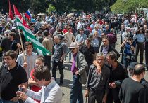 Жители города Сухум около здания администрации президента Абхазии. Архивное фото Сторонники оппозиции около здания администрации президента Абхазии