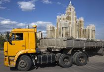 Грузовик на улице в Астане Грузовик на улице в Астане