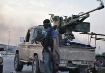 Боевики группировки "Исламское государство Ирака и Леванта" используют военную технику, захваченную у правительственных войск. Боевики группировки "Исламское государство Ирака и Леванта".