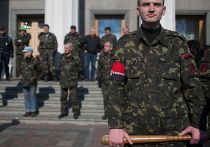 Участники организации «Правый сектор» и бойцы «Самообороны Майдана» у здания Верховной Рады Участники организации «Правый сектор» и бойцы «Самообороны Майдана» у здания Верховной Рады
