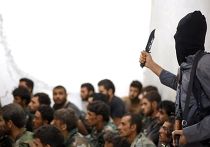Боевик Исламского государства с захваченными в плен сирийскими военными Боевик Исламского государства с захваченными в плен сирийскими военными