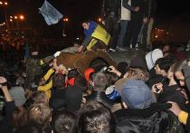 Снос памятника Ленину в Харькове Снос памятника Ленину в Харькове