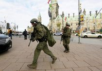 Вооруженные военные возле здания парламента Канады в Оттаве 22 октября 2014 Вооруженные военные возле здания парламента Канады в Оттаве 22 октября 2014