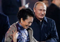 Владимир Путин накидывает плед на плечи первой леди Китая Пэн Лиюань Владимир Путин накидывает плед на плечи первой леди Китая Пэн Лиюань