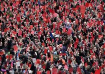 Участники акции протеста в Праге показывают президенту Чехии Милошу Земану символические красные карточки Участники акции протеста в Праге показывают президенту Чехии Милошу Земану символические красные карточки