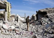 Боец курдского сопротивления на улице Кобани Боец курдского сопротивления на улице Кобани