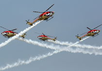 Пилотажная вертолётная группа Индийских ВВС на авиасалоне Aero India-2015 в Бангалоре, Индия Пилотажная вертолётная группа Индийских ВВС на авиасалоне Aero India-2015 в Бангалоре, Индия