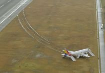 Самолет авиакомпании Asiana Airlines съехал со взлетно-посадочной полосы после приземления в аэропорту Хиросимы Самолет авиакомпании Asiana Airlines съехал со взлетно-посадочной полосы после приземления в аэропорту Хиросимы
