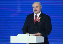 Президент Республики Беларусь Александр Лукашенко с символом акции "Цветы Великой Победы" Президент Республики Беларусь Александр Лукашенко с символом акции "Цветы Великой Победы"