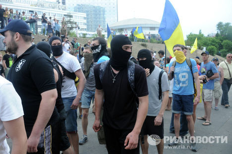 Участники пикета у российского консульства в Одессе с требованием снять со здания государственный флаг России