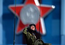 Военнослужащий на боевой машине десанта БМД-4М "Садовница" во время военного парада в ознаменование 70-летия Победы в Великой Отечественной войне Военнослужащий на боевой машине десанта БМД-4М "Садовница" во время военного парада в ознаменование 70-летия Победы в Великой Отечественной войне