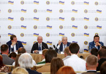 Игорь Марков, Николай Азаров и Владимир Олейник на пресс-конференции в гостинице «Украина» в Москве Игорь Марков, Николай Азаров и Владимир Олейник на пресс-конференции в гостинице «Украина» в Москве
