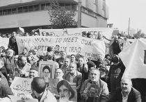 Митинг родственников иранских у офиса Красного креста в Тегеране, 1984 год Митинг родственников иранских у офиса Красного креста в Тегеране, 1984 год
