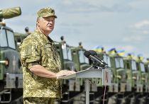 Президент Украины Петр Порошенко выступает на авиабазе в Чугуеве, 22 августа 2015 Президент Украины Петр Порошенко выступает на авиабазе в Чугуеве, 22 августа 2015