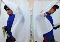 Жители поселка Койсуг Ростовской области на избирательном участке на выборах губернатора Ростовской области в Единый день голосования в России Жители поселка Койсуг Ростовской области на избирательном участке на выборах губернатора Ростовской области в Единый день голосования в России