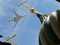 Cтратегический бомбардировщик-ракетоносец Ту-160 во время военного парада в честь 70-летия Победы в Великой Отечественной войне Cтратегический бомбардировщик-ракетоносец Ту-160 во время военного парада в честь 70-летия Победы в Великой Отечественной войне