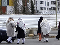 Женщины-мусульманки в пригороде Парижа Женщины-мусульманки в пригороде Парижа