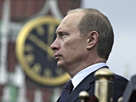 Владимир Путин смотрит парад в честь Дня Победы на Красной площади, 9 мая 2004 года Владимир Путин смотрит парад в честь Дня Победы на Красной площади, 9 мая 2004 года