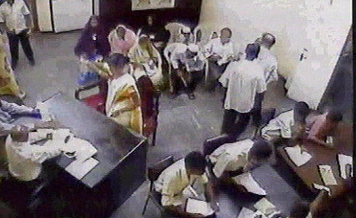 Террористка-смертница Суджата Вагаванам в офисе министра Дугласа Девананды в Коломбо Террористка-смертница Суджата Вагаванам в офисе министра Дугласа Девананды в Коломбо