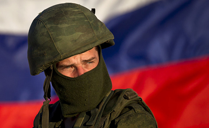 Российский солдат на военной базе в Перевальном, Крым, 15 марта 2014 года