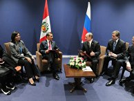 Президент России Владимир Путин и президент Республики Перу Ольянта Умала Тассо (второй слева) во время встречи в Париже Президент России Владимир Путин и президент Республики Перу Ольянта Умала Тассо (второй слева) во время встречи в Париже