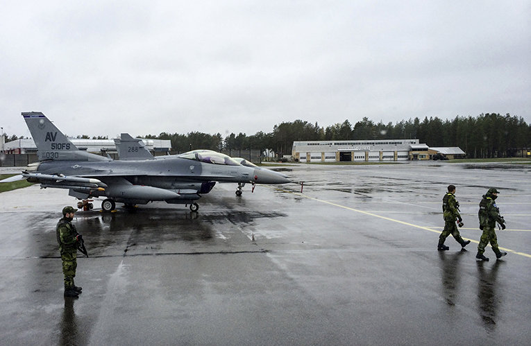 Американские истребители в аэропорту на севере Швеции во время учений Arctic Challenge